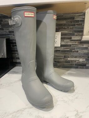 Women’s Grey Hunter Rainboots size 10